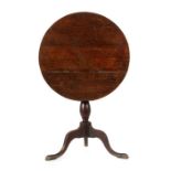 Teetisch England, 18. Jh., Eiche, sog. "Tripod oder Tilt Top Table", auf 3 geschweiften Füßen,