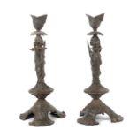 Paar Eisengussleuchter mit Waffenzier um 1870, Eisenguss bronziert, reich reliefiert, die Füße je