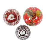 3 Paperweights 2. Hälfte 20. Jh., 2x in Eiform, 1x mit 3 Blüten in Rot mit eingestochener Blase,