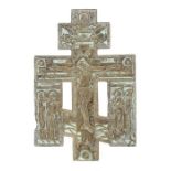 Hauskreuz Russland, 20. Jh., Bronze reliefiert, part. grünlich gefasst, Ikonenkreuz von Gottesmutter