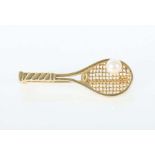 Brosche modern, Gelbgold 333, in Form eines Tennisschlägers mit Zuchtperle als Ball,