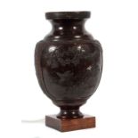 Bronzevase als Lampe wohl Japan, 19./20. Jh., Bronze, bauchige Vase mit schmalem Fuß und breiter
