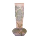 Kleine Vase mit Clematisdekor Emile Gallé, Nancy, Frankreich, um 1913, farbloses Glas mit