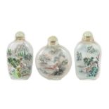 3 Snuffbottles China, 20. Jh., Glas, mit polychromer Innenwand-Landschaftsmalerei, H: ca. 7 cm.