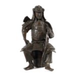Samurai 20. Jh., Japan, Metall bronziert, vollplastische Darstellung eines, auf einem Fass