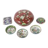 Konvolut Cloisonné-Arbeiten China, 20. Jh., 6-teilig, best. aus: 2 Deckeldosen mit Floraldekor, 3