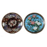 2 Cloisonne-Teller China, 20. Jh., 1x Chrysanthemendekor mit zwei fliegenden Vögeln, die Tellerfahne