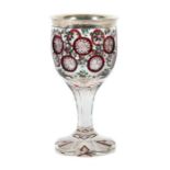 Zierpokal mit Silberfassung 20. Jh., Kristallglas, dickwandig, formgeblasen, part. rot gebeizt,