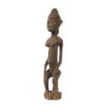 Figur Mali, Stammeskunst der Dogon, Holz geschnitzt, aus Sockel entwachsene, auf Hocker sitzende