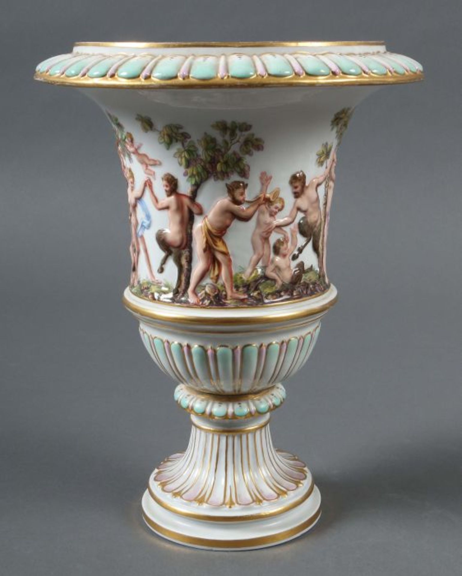 Kratervase mit Bacchantenfries Meißen, um 1870, Porzellan, polychrome Aufglasurbemalung, part. - Image 3 of 6