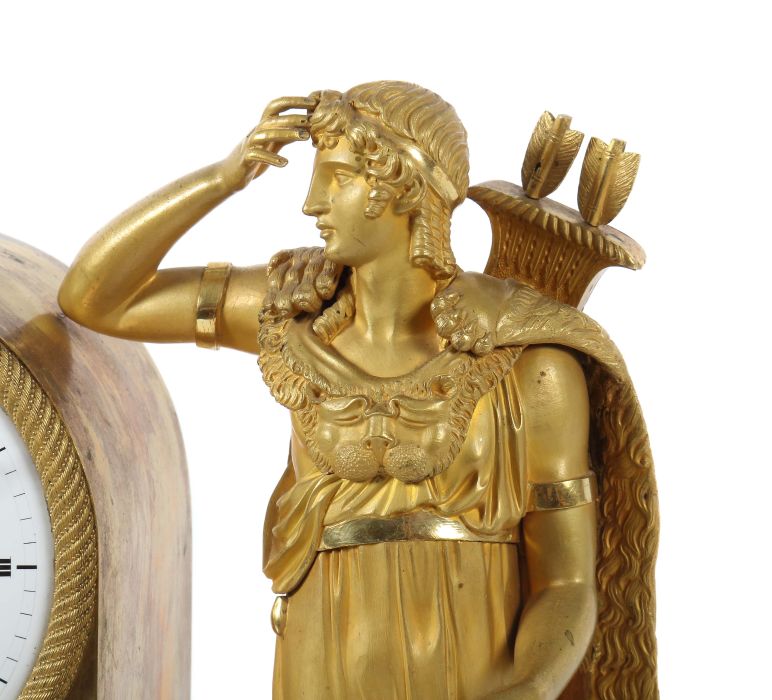 Empire-Figurenpendule Frankreich, Anfang 19. Jh., vergoldetes Bronzegehäuse, Relief im Sockel, neben - Bild 4 aus 8
