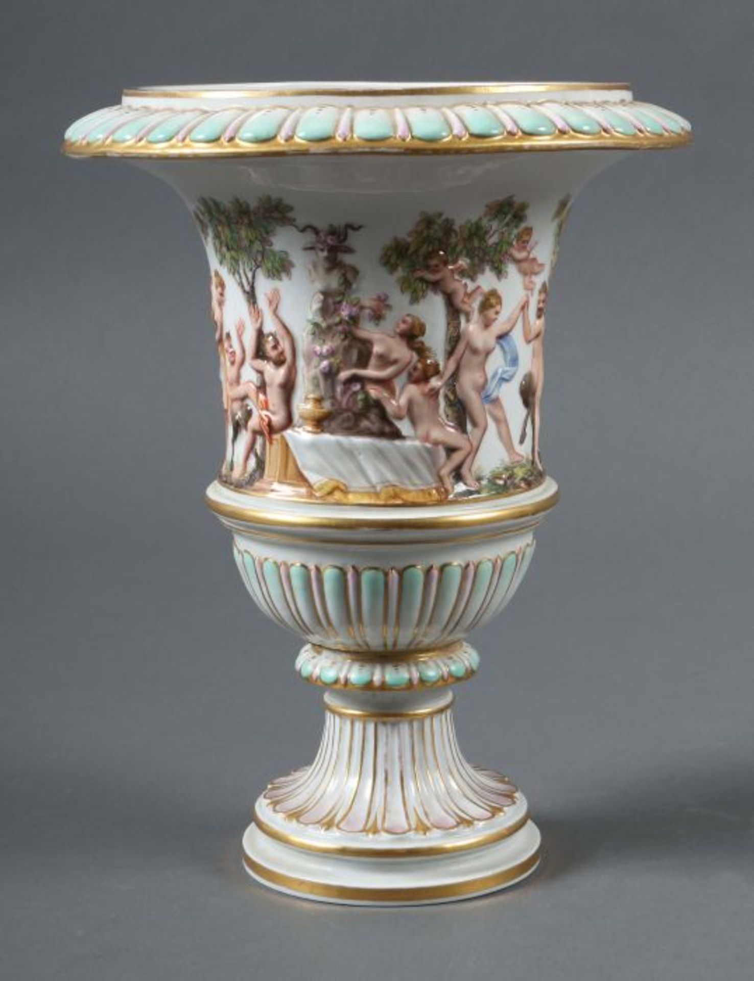 Kratervase mit Bacchantenfries Meißen, um 1870, Porzellan, polychrome Aufglasurbemalung, part.