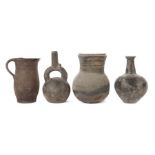 Konvolut Gefäße wohl alt, dunkler Scherben, 4-teilig: 2 kugelförmige Vasen, 1x mit hoch