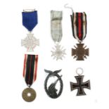 6 Orden und Abzeichen 1. und 2. WK, Ausland: 1 x eisernes Kreuz 1813-1914; 1 x Kriegsverdienstorden,