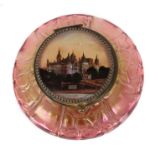 Deckeldose mit Ansicht von "Schloss Schwerin" Böhmen, um 1900, roséfarbenes Glas, modelgeblasen,