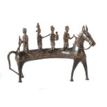 Dhokra-Figur Indien, Metallguss, Darstellung eines langen Pferdes mit 4 Reitern, hintere Reiter