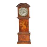 Miniatur-Standuhr Um 1900, nussbaumfarben gebeiztes Holzgehäuse, Messing-Aufzugswerk, H: 26,5 cm.