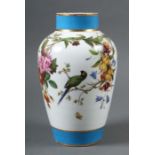 Vase mit Vogel- und Blumenmalerei um 1870, wohl Frankreich, Porzellan, polychrome Aufglasurbemalung,