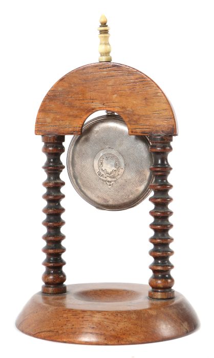 Taschenuhrenständer mit Herrentaschenuhr London, 1863, Silber, Uhr: ziseliertes Zifferblatt mit röm. - Bild 2 aus 3