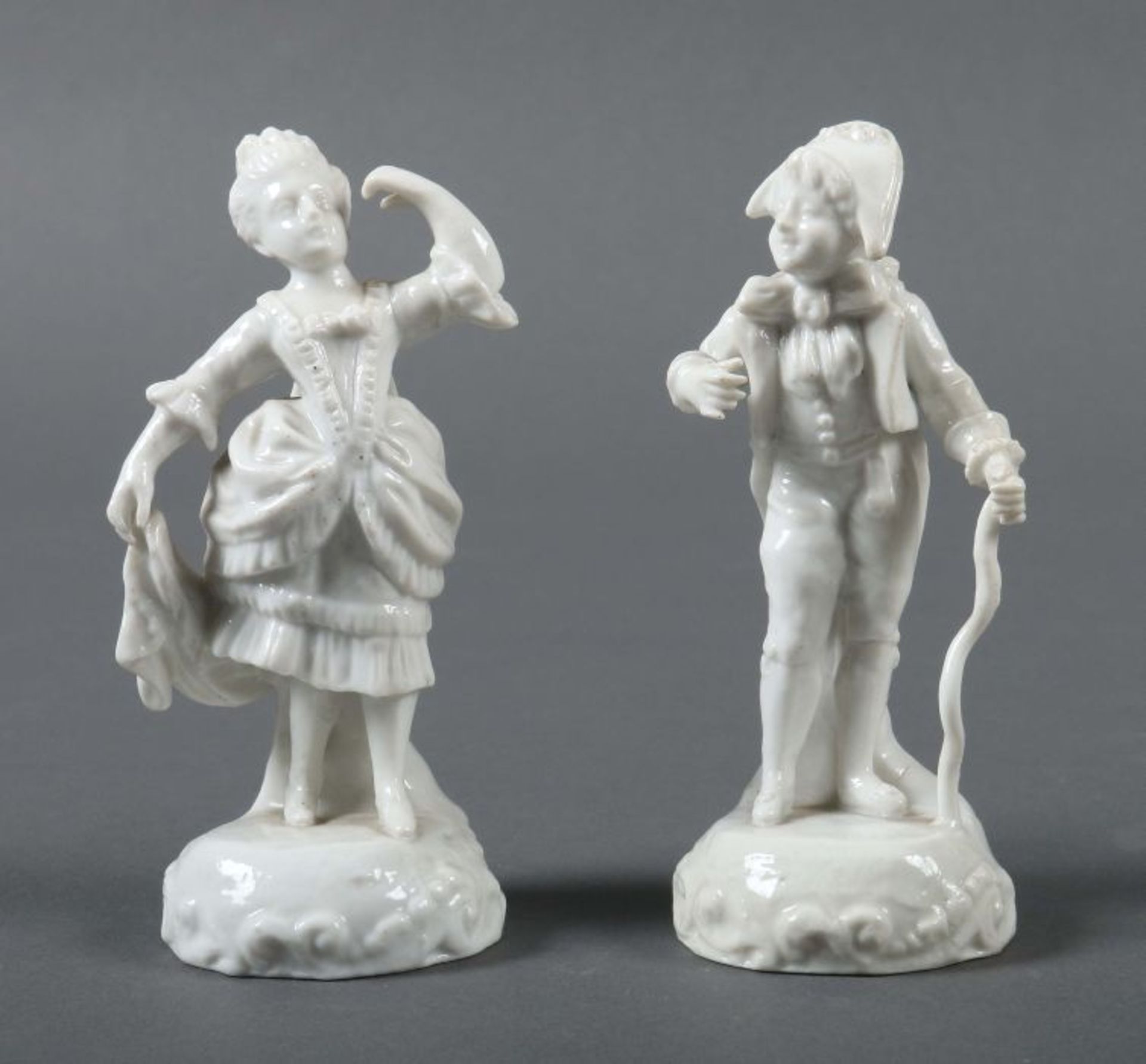 Paar Rokokofiguren wohl Volkstedt, 19. Jh., Porzellan, glasiert, je auf Rundsockel stehend,