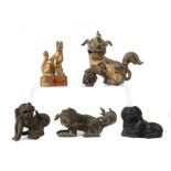 Konvolut Foo-Hunde u.a. China, 17.-20. Jh., u.a. Bronze, 5-tlg., in unterschiedlichen Stilen, massiv