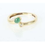 Damenring modern, Gelbgold 585, besetzt mit Smaragd und kleinem Brillant (ca. 0,02 ct),