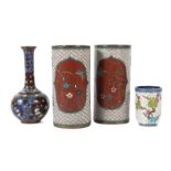 4 Cloisonné-Arbeiten China, 20. Jh., 2 Pinselbecher mit Floral- und Schmetterlingsdekor, 1 Vase
