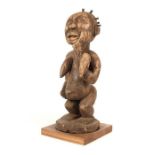 Figur Kameruner Grasland, Stammeskunst der Bangwa, Holz geschnitzt, braun patiniert, aus Sockel