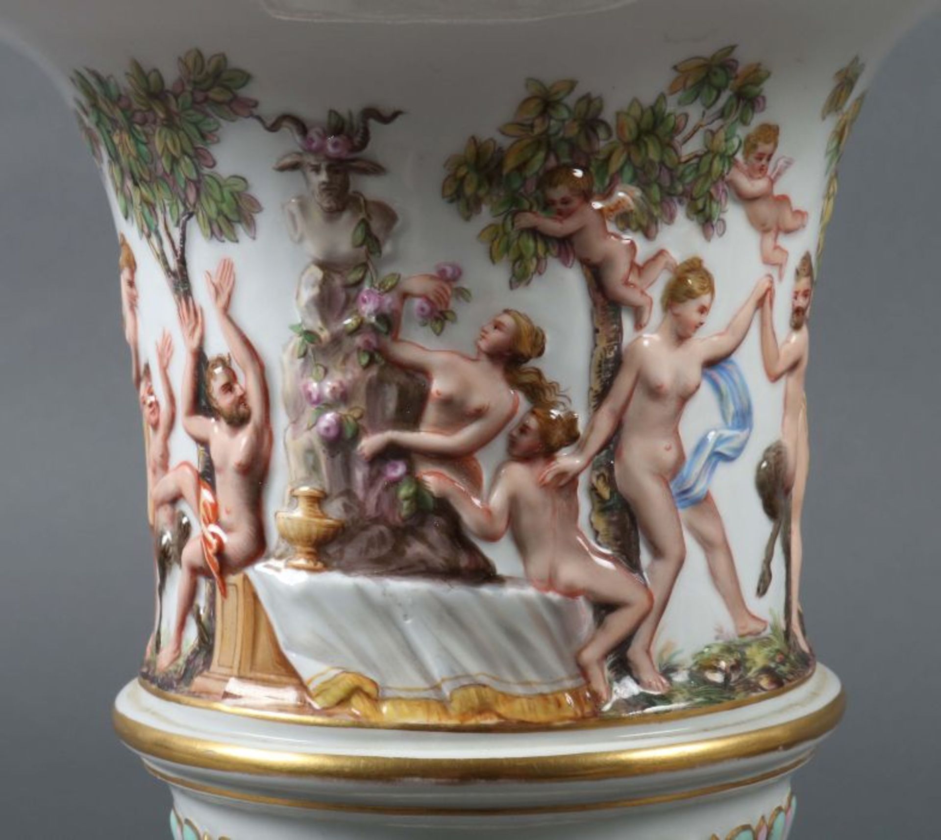 Kratervase mit Bacchantenfries Meißen, um 1870, Porzellan, polychrome Aufglasurbemalung, part. - Image 2 of 6