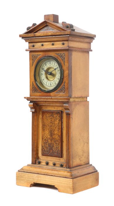 Miniatur-Standuhr Um 1900, nussbaumfarben gebeiztes Holzgehäuse, Messing-Aufzugswerk, H: 28 cm. - Bild 2 aus 2