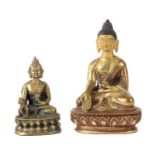 2 Buddhas Nepal/Tibet, wohl 19./20. Jh., Messing, zwei unterschiedliche Darstellungen des Buddha