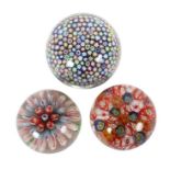 3 Millefiori-Paperweights 20. Jh., darunter eines von Farfalla, München (Boden mit Ätzmarke), in