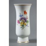 Vase mit Blumenmalerei Meißen, nach 1934, Porzellan, polychrome Aufglasurbemalung mit