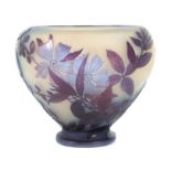 Vase mit Clematisdekor Emile Gallé, Nancy, Frankreich, um 1900, farbloses Glas, blau und violett