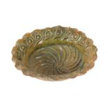 Kleine Schale um 1800-1850, Keramik, beiger Scherben, ovale Form mit gezacktem Rand, grünlich-