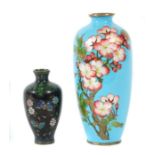 2 Cloisonné-Vasen China oder Japan, 20. Jh., gezogener bauchiger Korpus, mit feinem Kirschblüten-