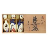 Sake-Set Japan, 20. Jh., Porzellan, bestehend aus 3 Schälchen und 3 Flaschen mit Korkverschluss,