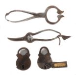 Paar Vorhängeschlösser und 2 Werkzeuge 19. Jh., Eisen, zwei  Vorhängeschlösser, Schlosskasten