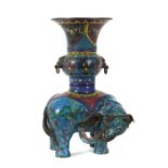 Cloisonné-Elefant mit Vasenaufsatz China, 19./20. Jh., Kupfer, Form eines sich zur Seite drehenden