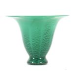 Ikora-Vase WMF Geislingen, um 1933, Modell E 567/4082, grünes Glas, modelgeblasen, geschupptes Dekor