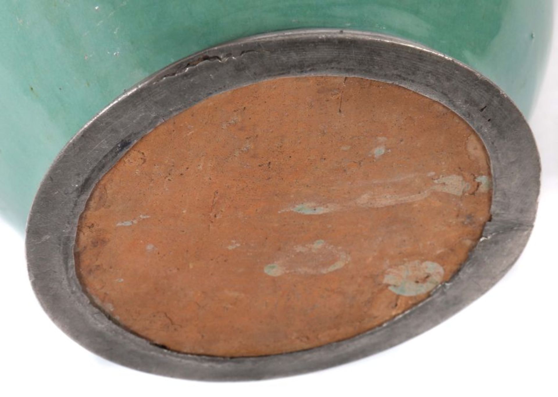 Fayence-Birnkrug 18. Jh., roter Scherben, grün glasiert, zinngefasste Standkante und Zinndeckel, - Bild 3 aus 3