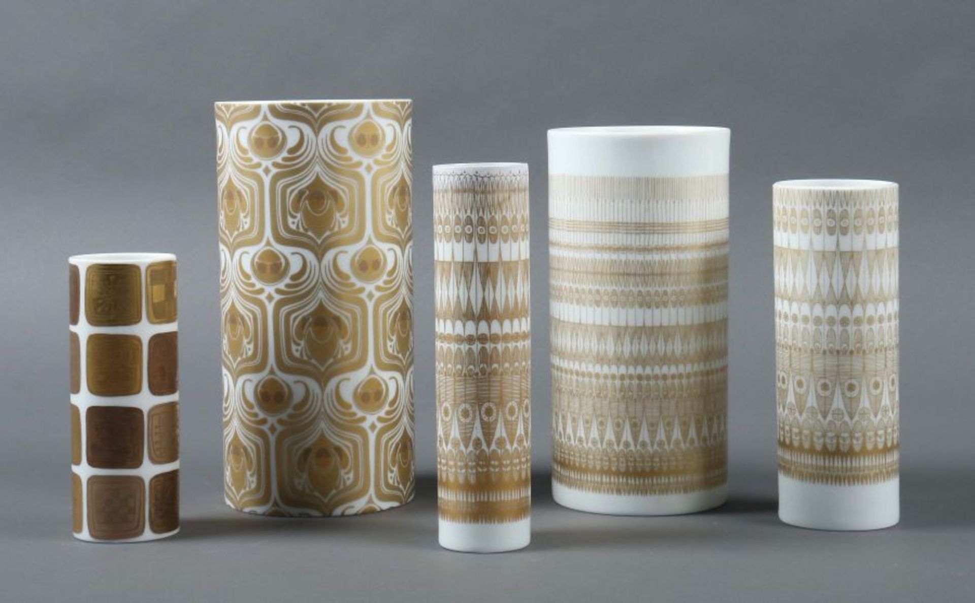 5 Tischvasen mit variierenden Golddekoren Dekorentwürfe von Hans Theo Baumannn (*1924), Björn
