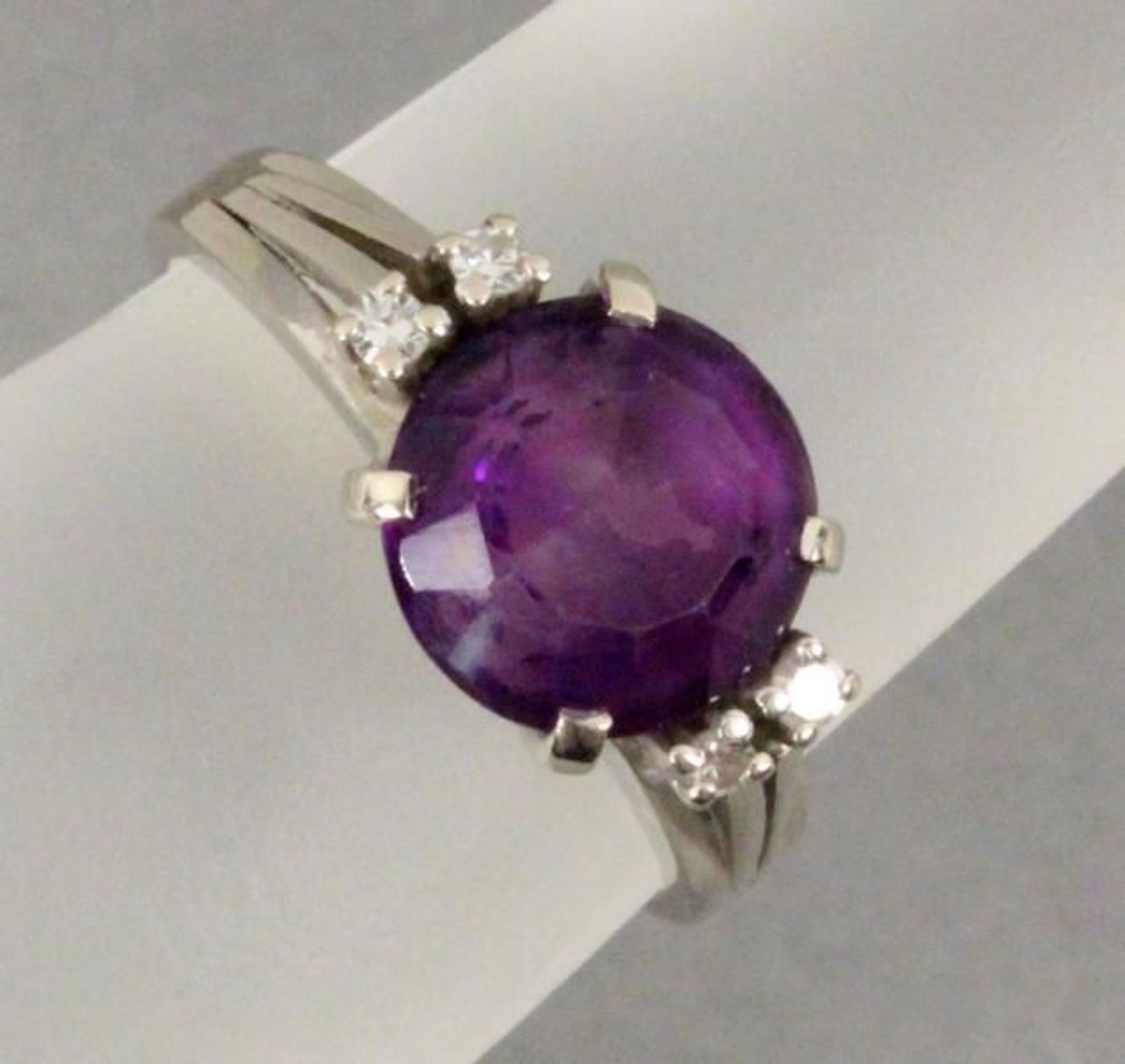 DAMENRING 585/000 Weißgold mit Amethyst und 4 Besatzdiamanten. Ca. 3,98g, D. ca. 18mm Reserve Price: