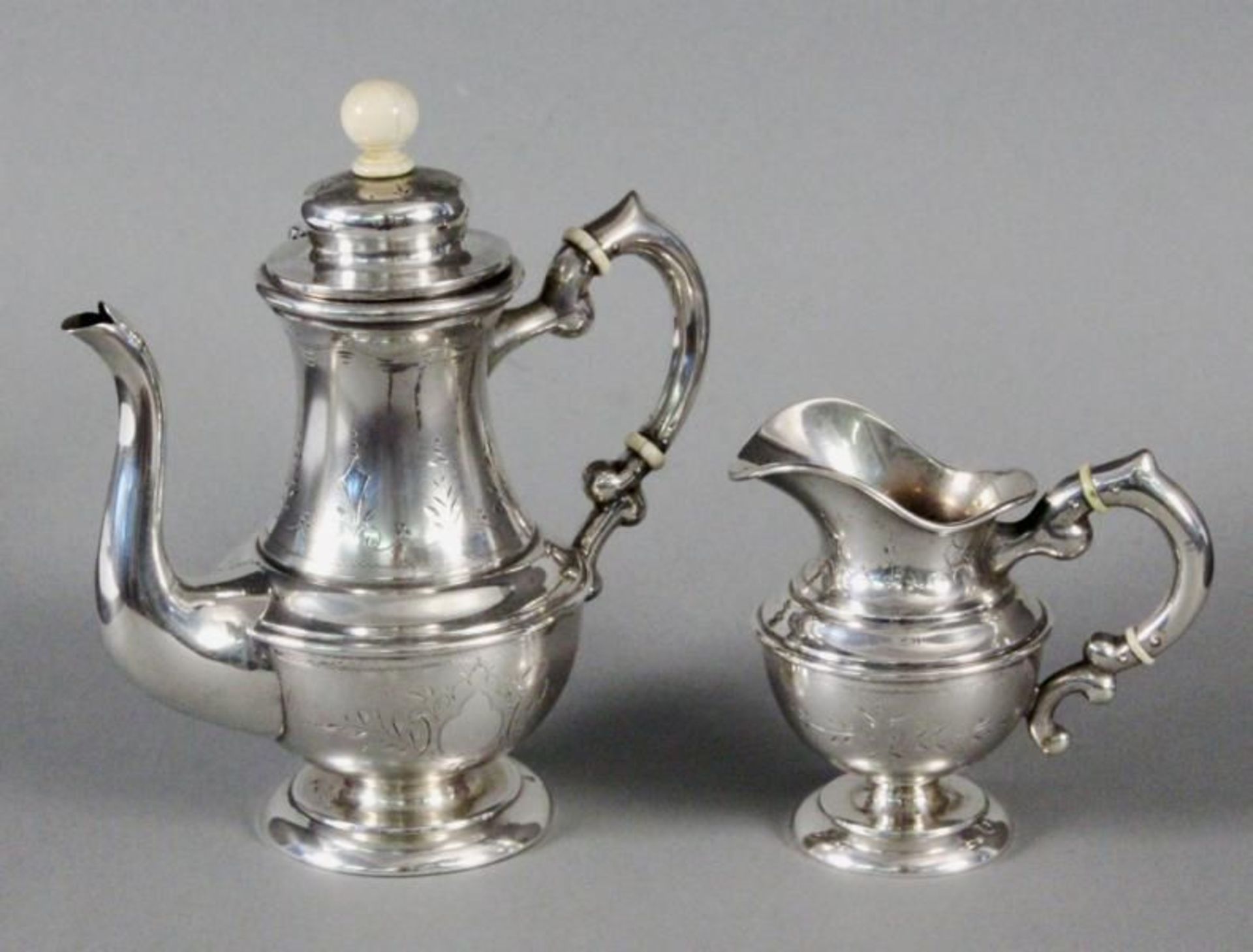 A MOCHA JUG WITH A CREAM JUG Vienna, ca. 1900 Silver, partly matt finished with engraved decor,