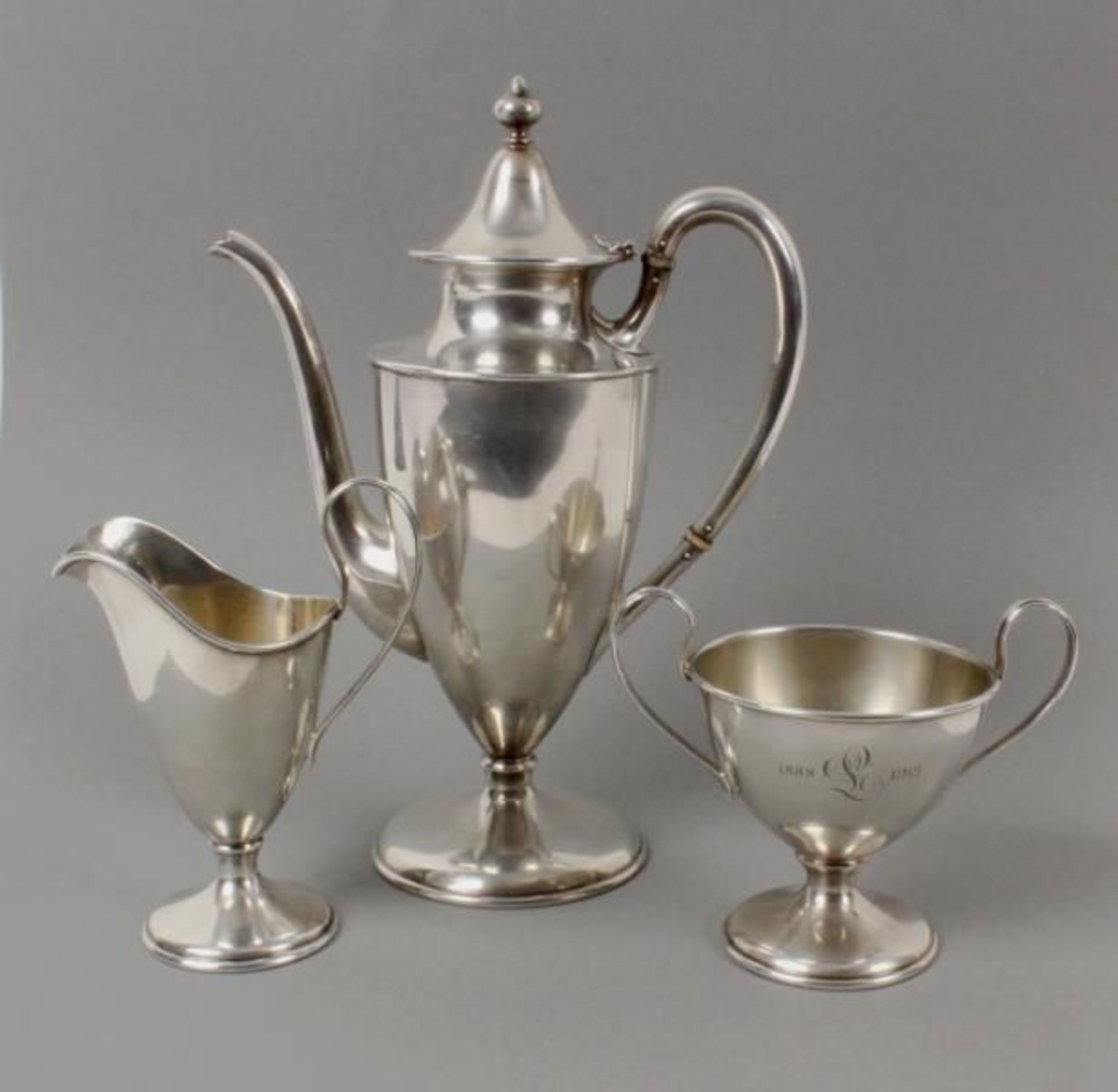 A 3-PIECE COFFEE SERVICE USA, 1913 925 Sterling silver. Consisting of coffee pot, cream jug and