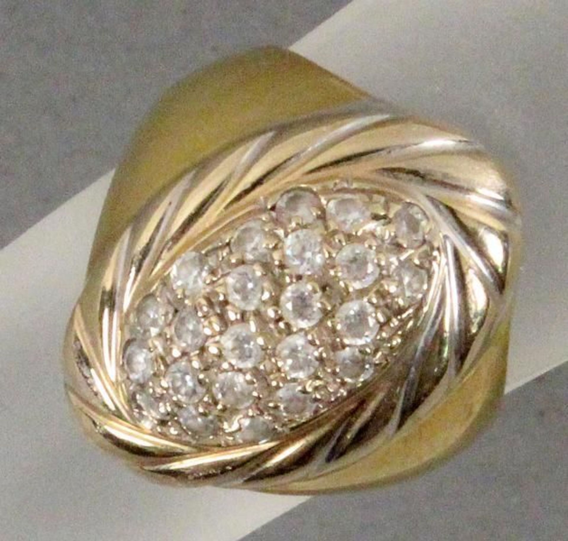 A DIAMOND RING 585 yellow gold with 23 diamonds, ca. 6.51g. DIAMANTRING 585/000 Gelbgold mit 23