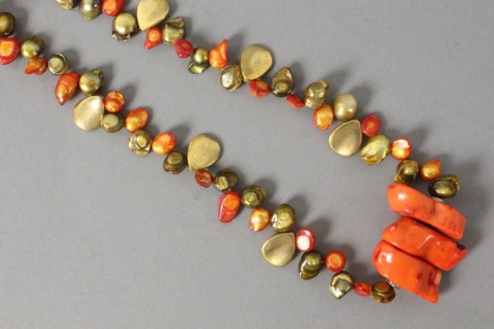 COLLIER aus vergoldeten Perlen und 3 Korallennuggets. Magnetschließe. L.47cm Reserve Price: € 60