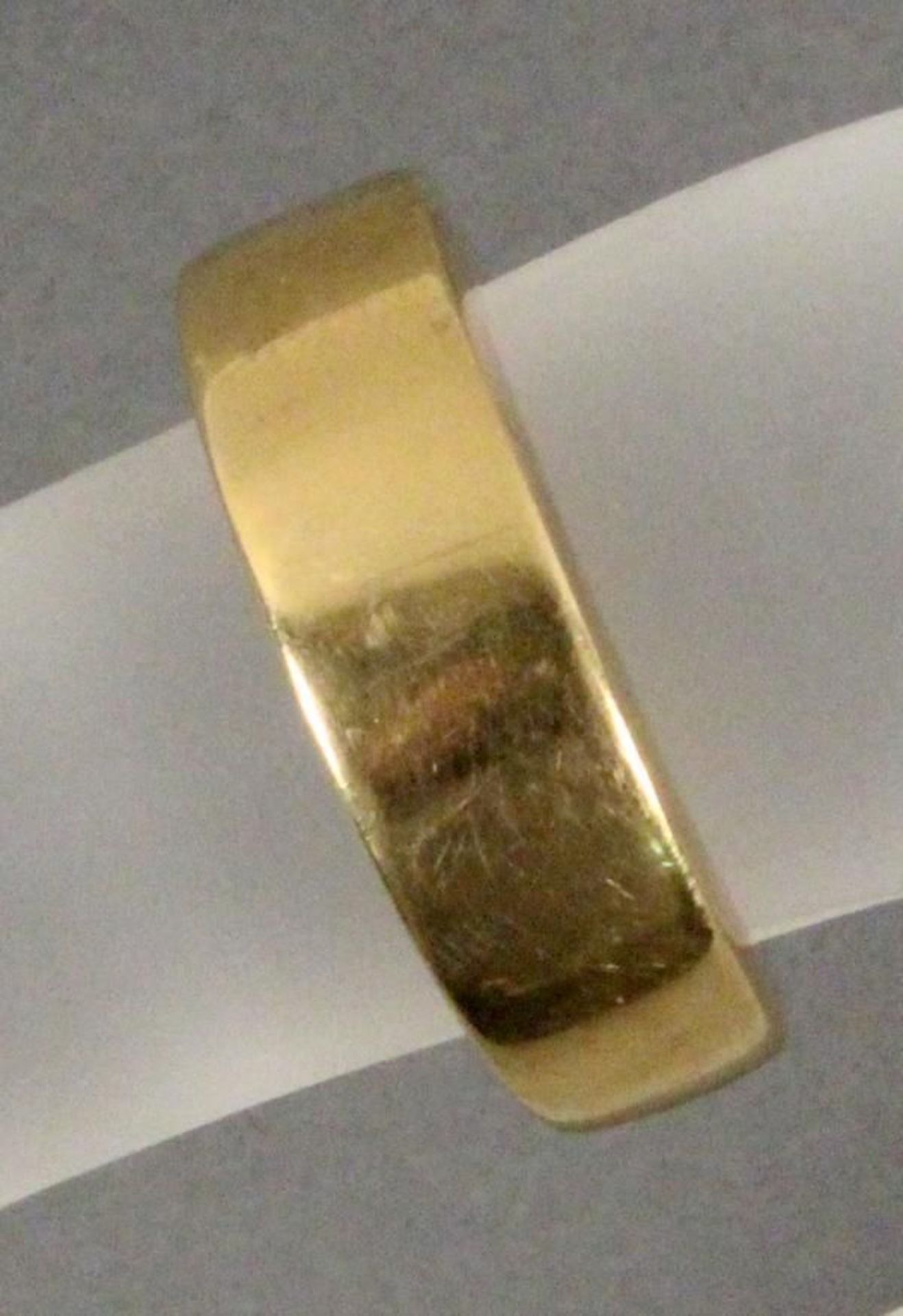 A GOLD RING 750 yellow gold, ca. 6.4g, without gold stamp, checked. GOLDRING 750/000 Gelbgold. Ca.