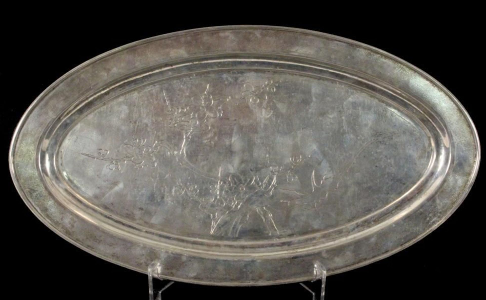 AN OVAL SNAKE SKIN SILVER TRAY probably Japan, ca. 1900 Silver, engraved decor with flowering