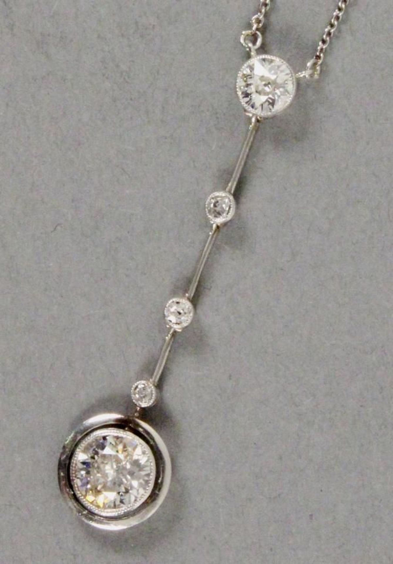 DIAMANTCOLLIER Platin. Besetzt mit einem Diamanten von ca. 1,0ct, ein Diamant von ca. 0,25ct und 2